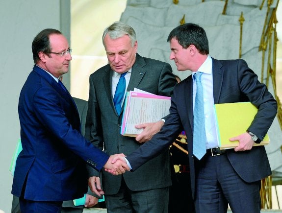 Ayrault, en una imagen de archivo entre el presidente, François Hollande, y el entonces ministro del Interior, Manuel Valls. 