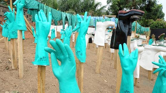 Guantes y botas usados por médicos se secan en el exterior de un centro de víctimas de Ébola en Guinea
