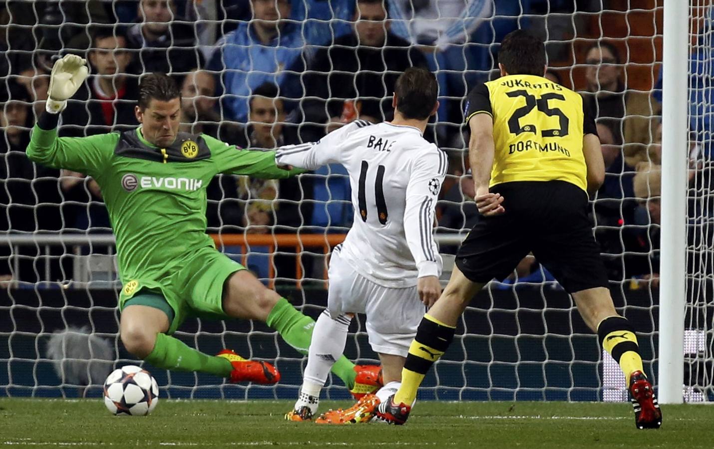 Bale supera al portero Weindenfeller y abre el camino de la contundente victoria del Real Madrid ante el Dortmund en el Santiago Bernabéu. 