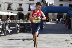Pedro Luis Molero gana la Media Maratón de Cáceres