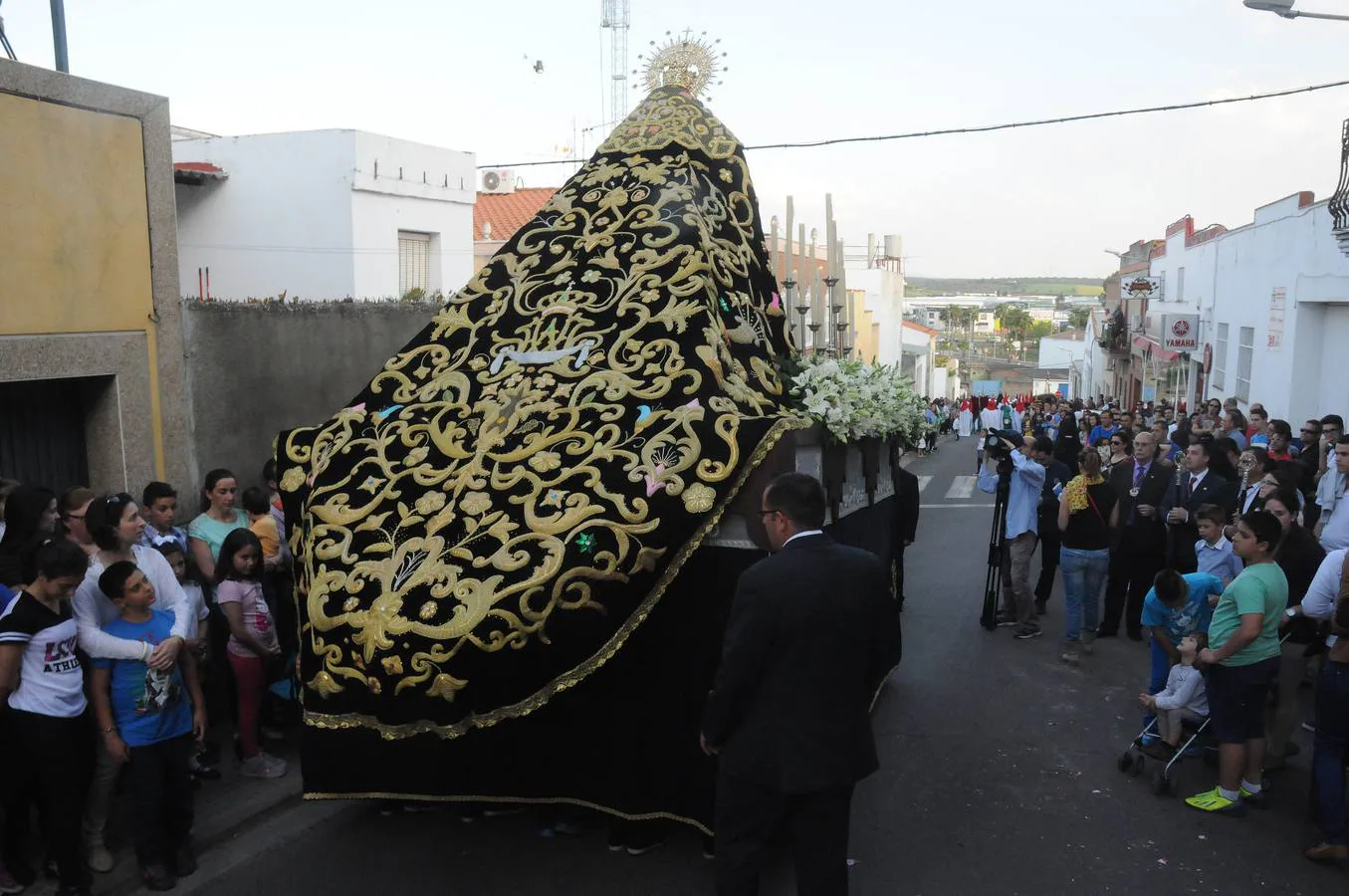 María Santísima de Las Lágrimas luce nuevo manto por las calles de San Juan 