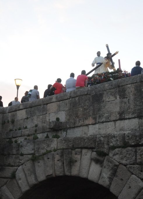 Las Tres Caídas, a su paso por el Puente Romano