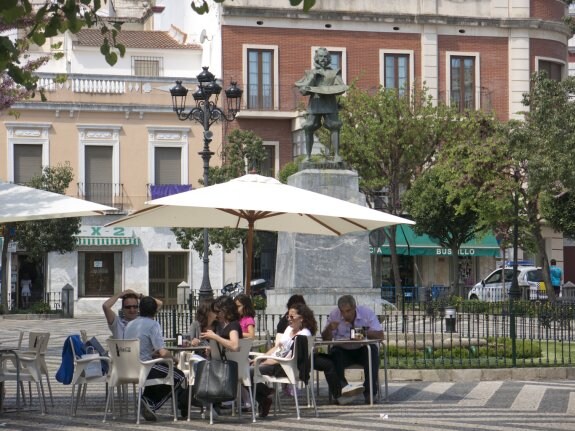 Varias mesas ocupadas en el velador de la plaza, ayer por la mañana.