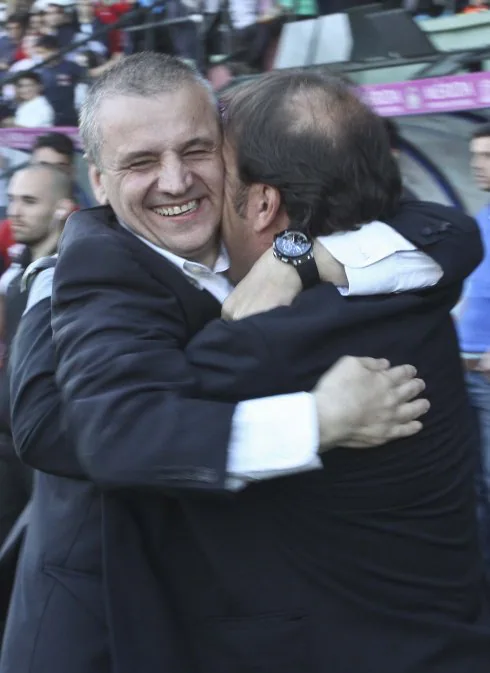 Daniel Martín se abraza a Bernardo Plaza en la banda del Romano. :: JM Romero
