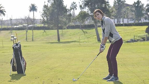 Rosana Gómez, mejor jugadora de Extremadura handicap 1 en este deporte, nos ayuda a iniciarnos en el golf.