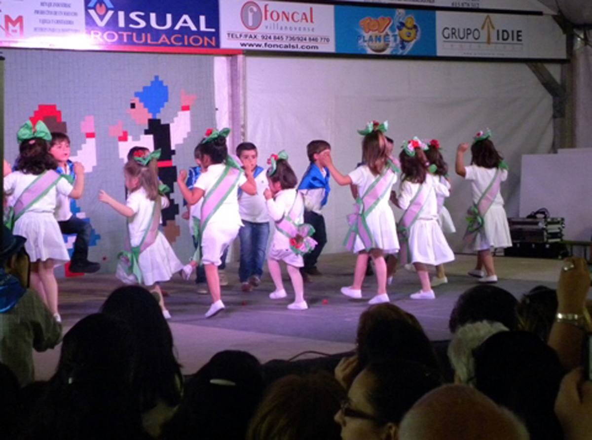 Niños y niñas bailando las mayas el año pasado. :: f. h.