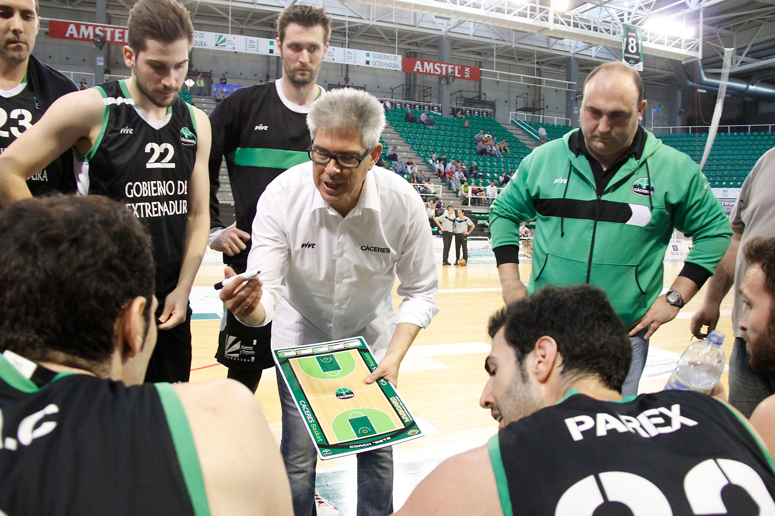 Bohigas se dirige a sus pupilos ante el Guadalajara. :: marisa núñez