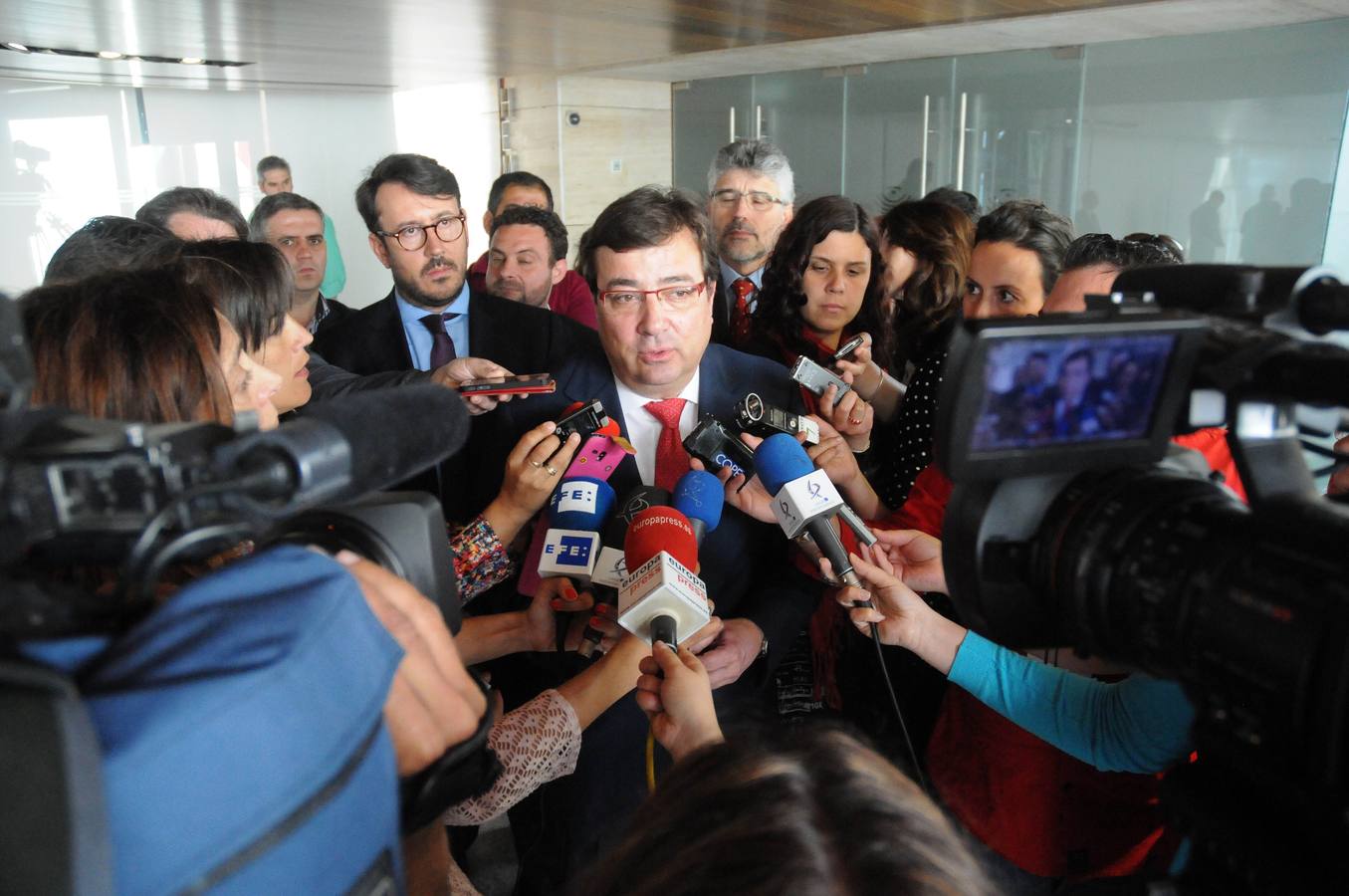 Fernández Vara atiende a la prensa tras el anuncio.