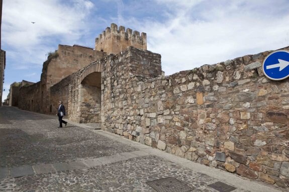 La muralla cacereña mide 1.170 metros. En la imagen, tramo situado entre la Plaza de Piñuelas y el Rectorado. :: jorge rey