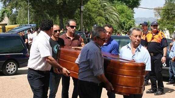Entrada de uno de los féretros al polideportivo de Monterrubio de la Serena.