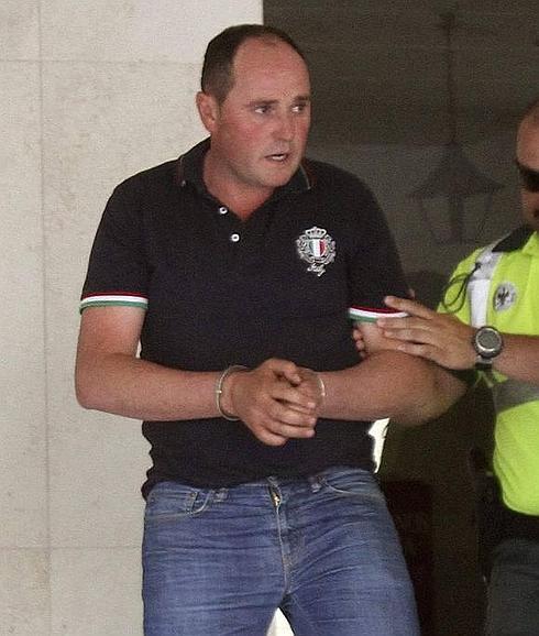 El detenido sale del juzgado de Castuera para ser trasladado a la cárcel de Badajoz.