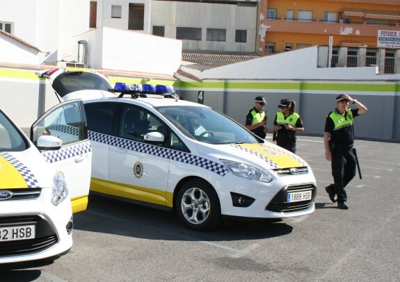 Efectivos de la Policía Local en una intervención. :: fran h.