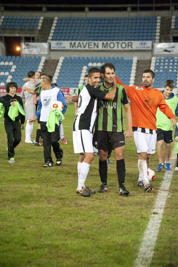 Diego Barrero es saludado por Ruby y Nauzet, tras el partido entre el Badajoz CF y el Jerez. :: pakopí