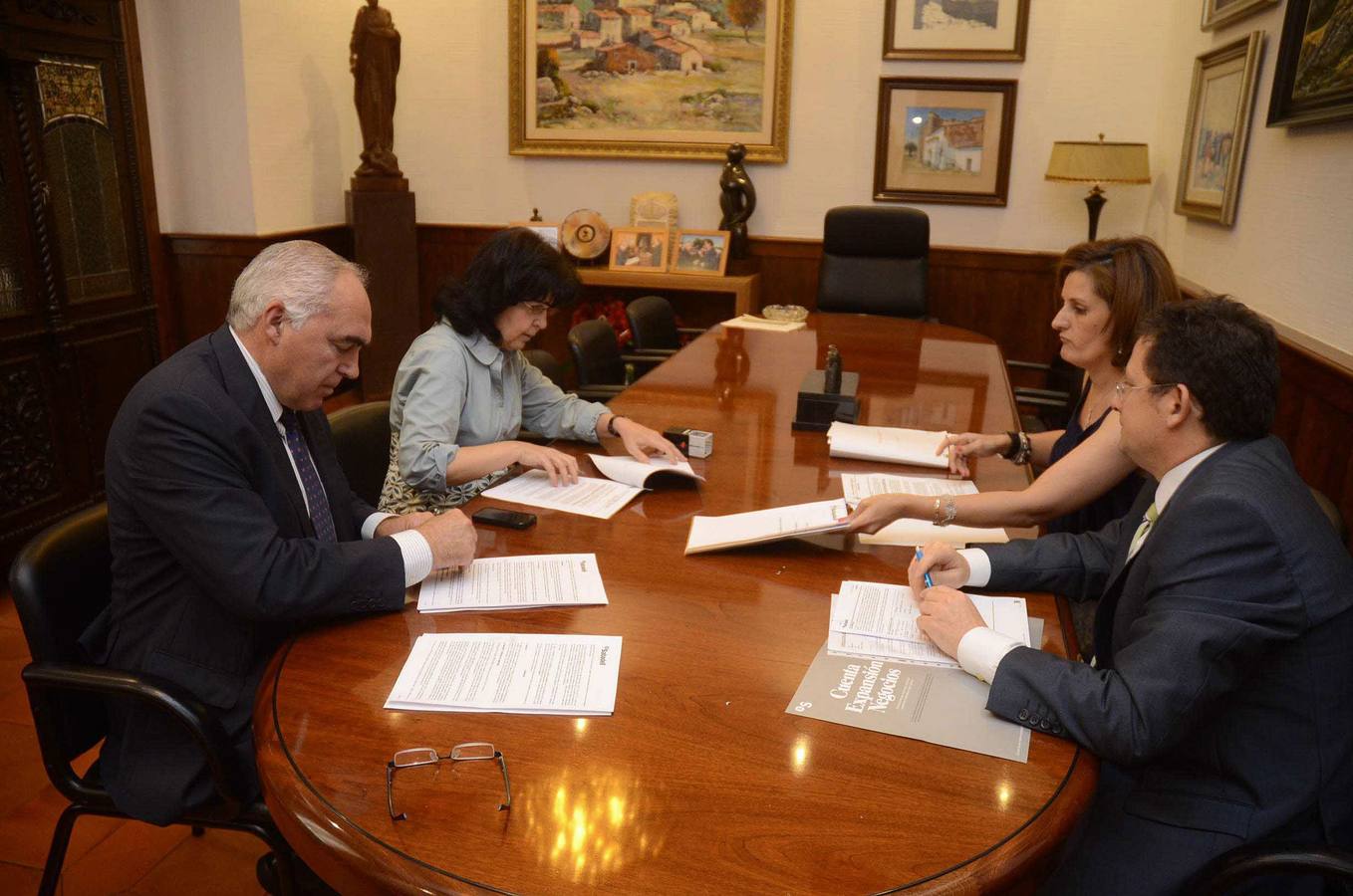 El alcalde de Mérida, Pedro Acedo, firma un préstamo para pagar a proveedores en mayo de 2012.
