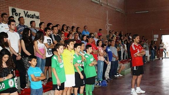 Minuto de silencio por los cinco fallecidos. 