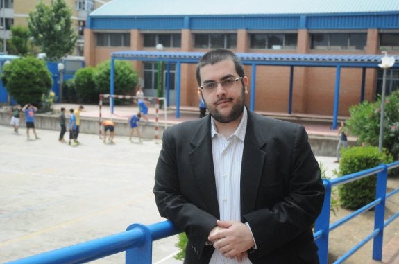 Miguel Serrano, en el Instituto Sáenz de Buruaga, centro en el que ha surgido la asociación. :: brígido