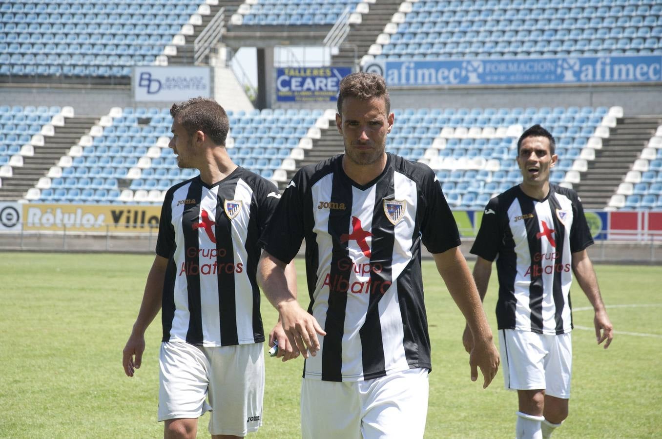 Javi Chino, Javi López y Puente se retiran del campo tras el pitido final en la ida de la eliminatoria ante el Haro. :: pakopí