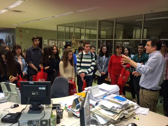 Los grupos ganadores han realizado una visita por las instalaciones del Diario HOY