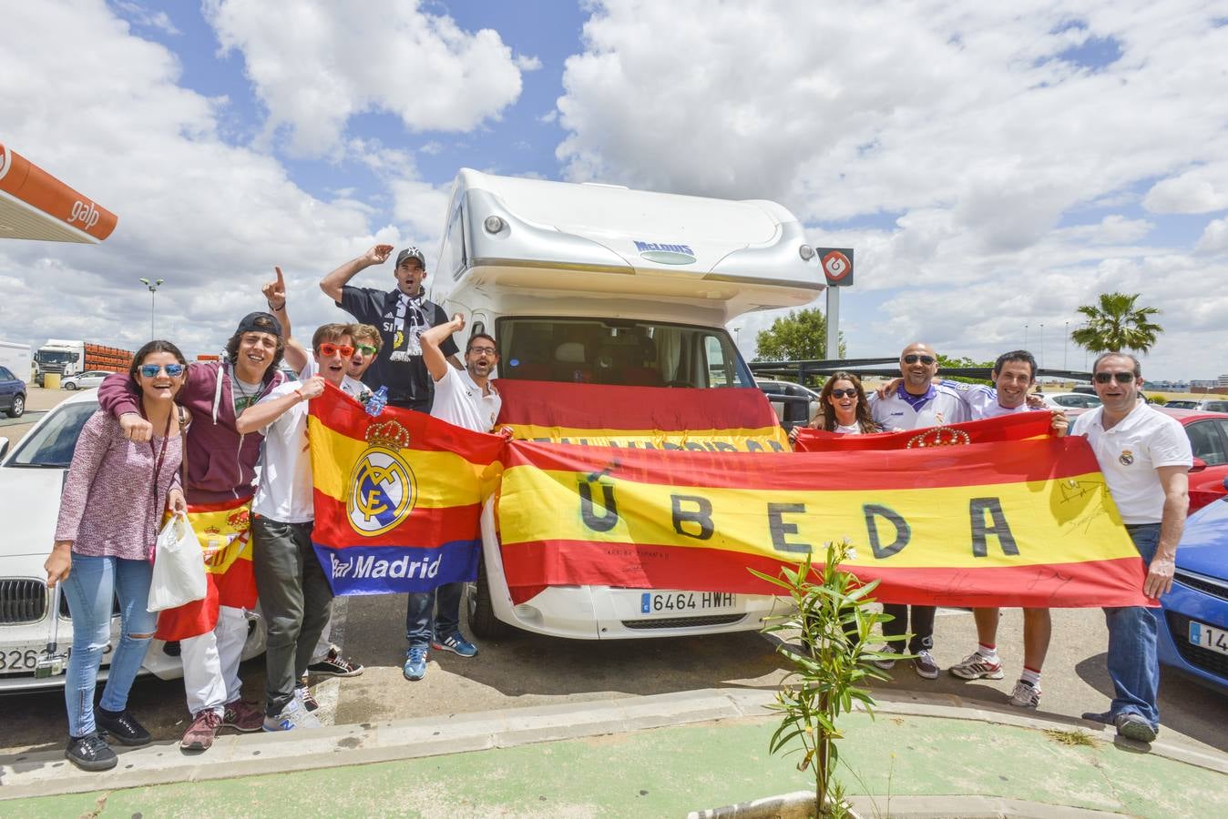 Un grupo de Úbeda descansa antes de entrar en Portugal. :: Arnelas