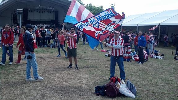 Aficionados en la fanzone del Atlético de Madrid.
