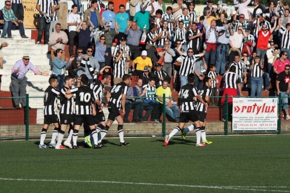 Jugadores y aficionados celebran uno de los goles del CD Badajoz ayer en Aceuchal. :: A. L.