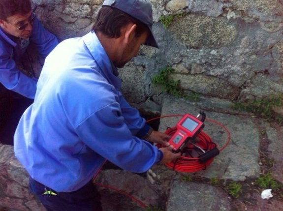 Técnicos en la fuente localizando la avería. :: mam