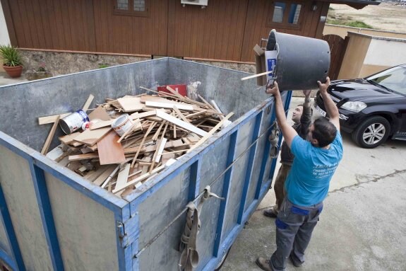 Contenedor propio de una industria de carpintería (de Julián Arias) ubicada en el polígono. :: JORGE REY