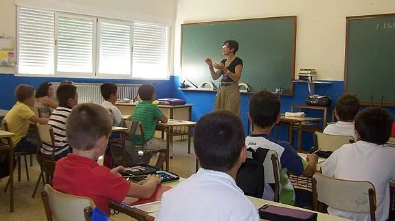 Un profesor de Primaria imparte clase en un centro docente de la región
