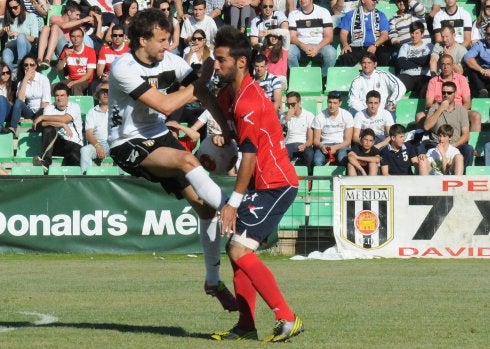 Nico Chietino choca con un jugador del Ávila en el Romano. :: BRíGIDO