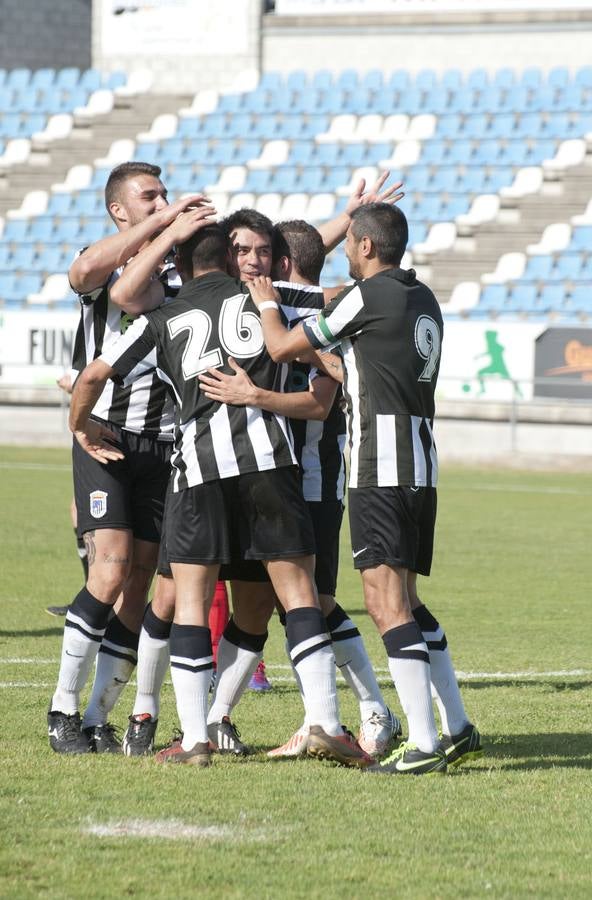 Los futbolistas del Badajoz celebran un gol en el Nuevo Vivero. :: hoy