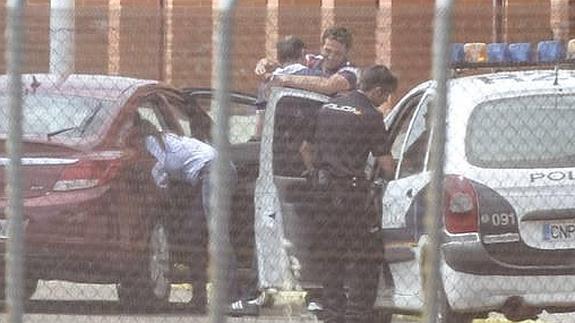 Fernando F. M. recibe un abrazo poco antes de montarse en el coche en el que salió de prisión