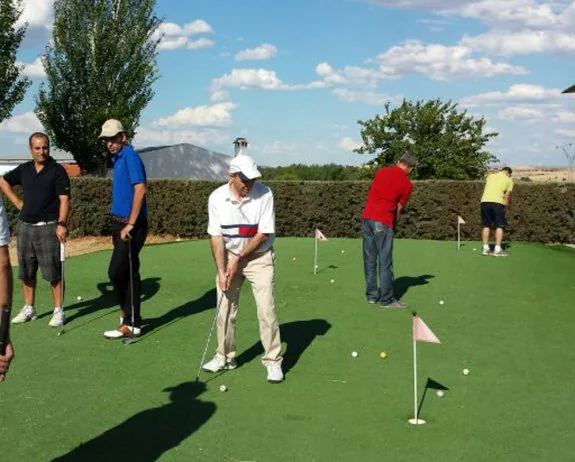 Clinic de golf celebrado el pasado sábado en Quinto Coto. :: f. h.