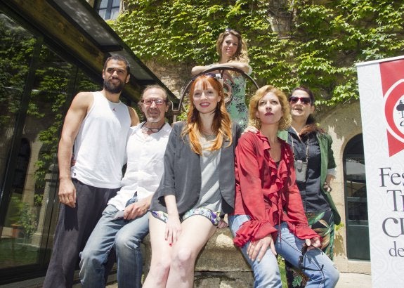 El reparto de 'El lenguaje de tus ojos' junto a la directora, ayer en Cáceres. :: armando méndez