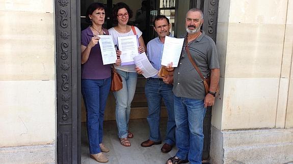 Portavoces de la plataforma de afectados tras entregar el escrito en el registro municipal esta mañana.
