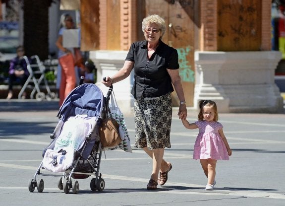 La conciliación familiar depende cada vez más de las abuelas. :: HOY