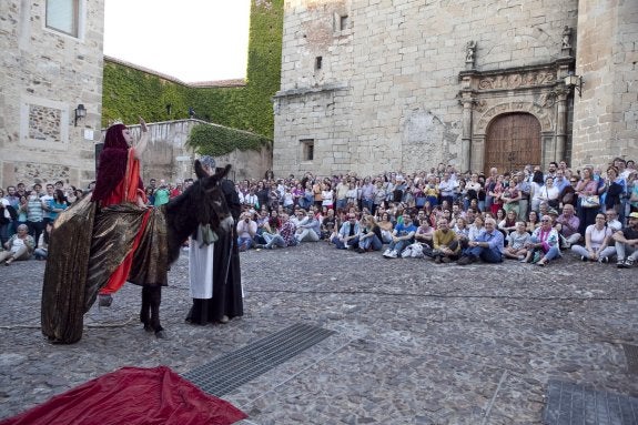 Momento de la entrada en escena de la reina Isabel. :: j. rey