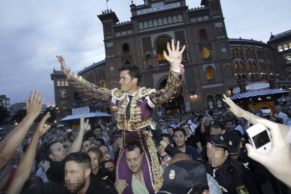 Daniel Luque abandona a hombros el coso de la calle de Alcalá ante el fervor de los aficionados. :: efe