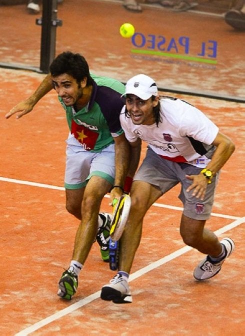 Pablo Lima y Juani Mieres intentan llega a una bola. :: WPT