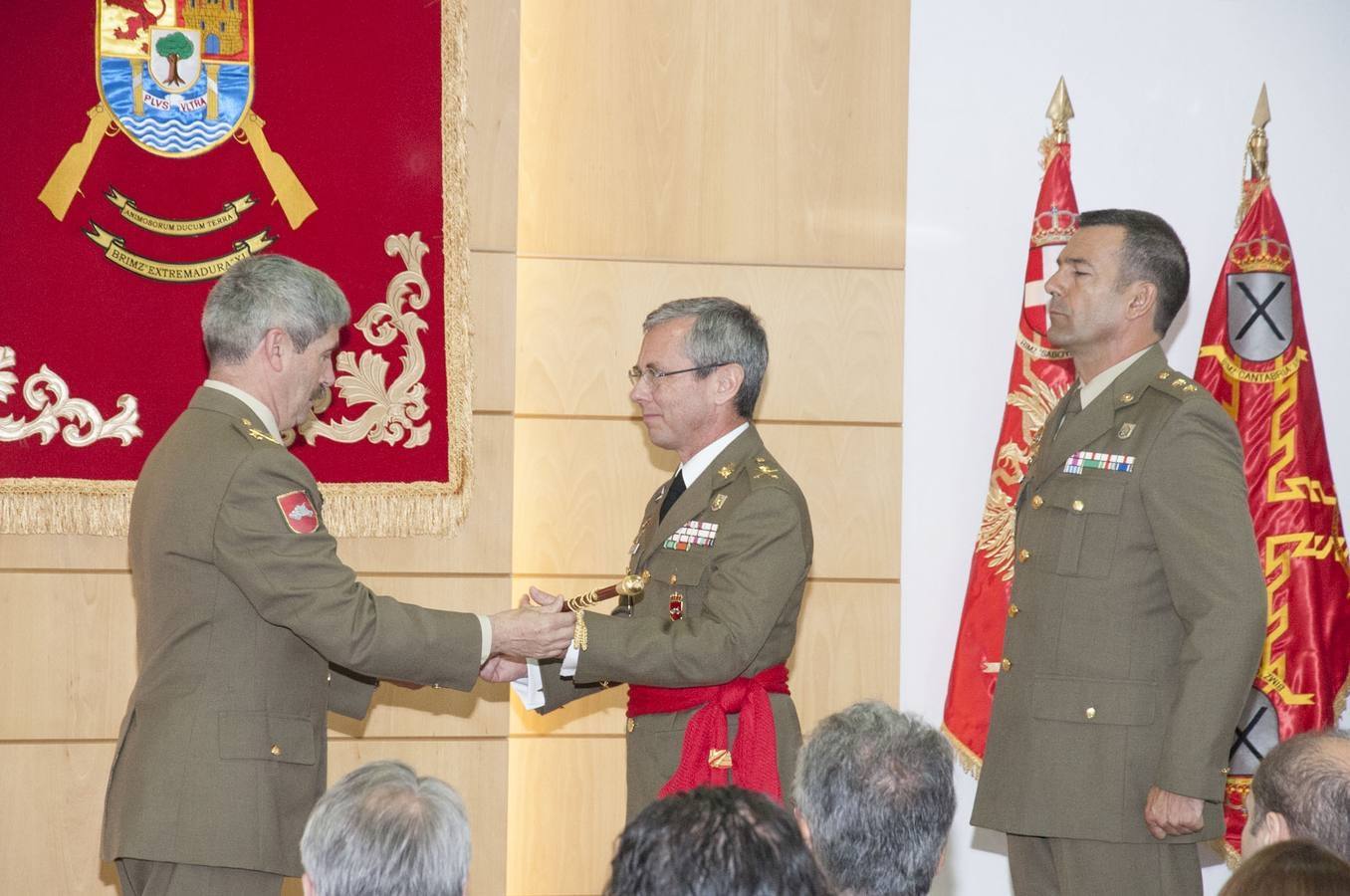 El coronel de la Brigada de Infantería Mecanizada 'Extremadura XI', Fracisco José Dacoba, recibió ayer la faja con puntas de seda roja, el bastón de mando y el sable que acreditan su ascenso a general.