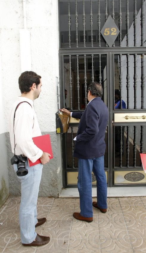 El arquitecto intenta entrar en el edificio Alcoresa el día 2. :: hoy