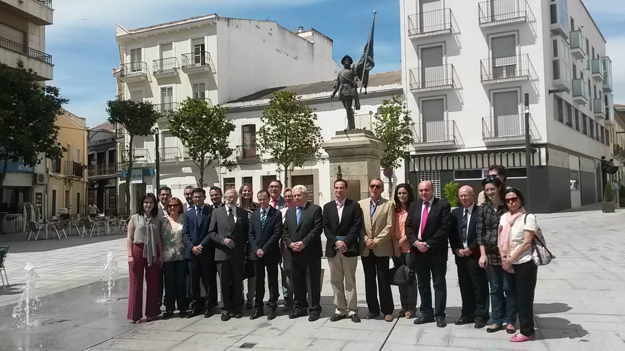 La Corporación municipal, ayer con el embajador y las autoridades chilenas, ante Pedro de Valdivia. :: f. h.