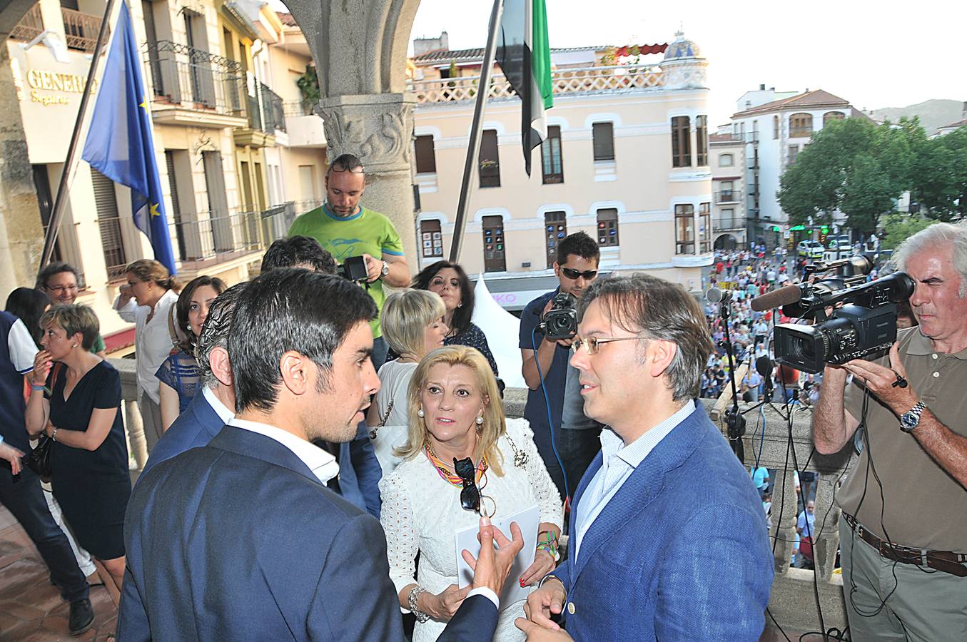 El diestro extremeño Miguel Angel Perera ha ofrecido el pregón desde el Ayuntamiento. En la imagen, junto al alcalde Fernando Pizarro