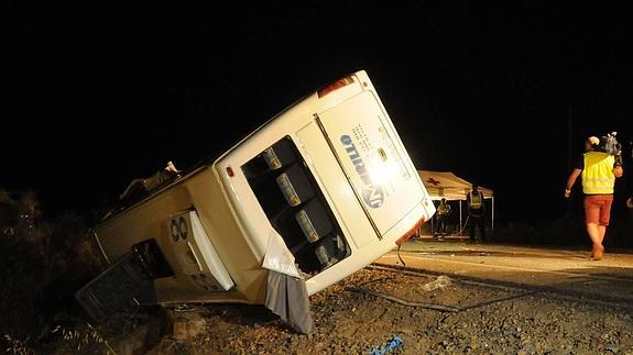 El autobús volcó y cinco menores perdieron la vida.