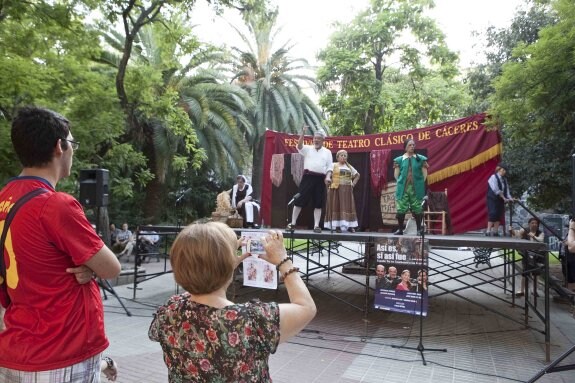 Actuación, ayer, de la compañía de la Peña del Cura en el Parque de Calvo Sotelo. :: jorge rey