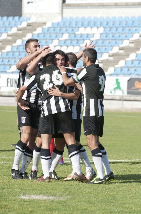 Los futbolistas del Badajoz celebran un gol ante el Frexnense. :: hoy