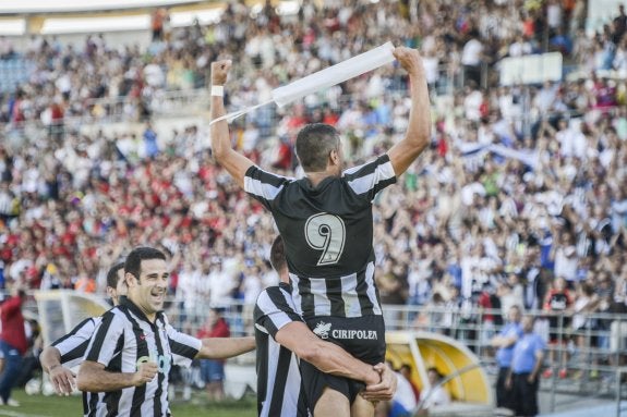 Sus compañeros levantan en volandas a Copito tras uno de sus tres goles. :: J. V. Arnelas