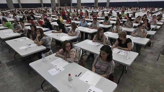 Opositores desarrollando un examen de la última convocatoria de la Junta celebrada en 2010. 