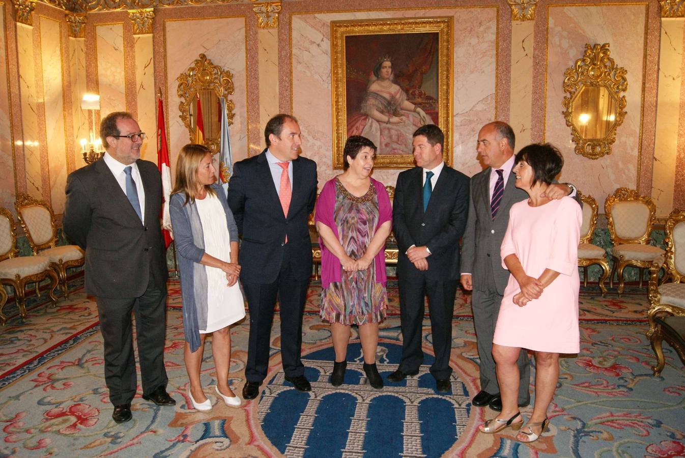 La alcaldesa de Cáceres, junto a los demás representantes de la comisión ejecutiva. 