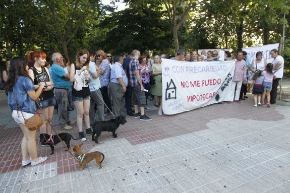 Los manifestantes se concentraron en el paseo de Cánovas ayer por la tarde. :: armando méndez