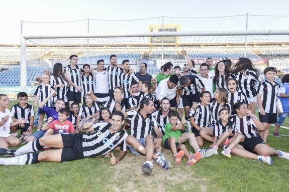 El equipo, con aficionados y allegados tras la consecución del ascenso el domingo en el Nuevo Vivero. :: 
